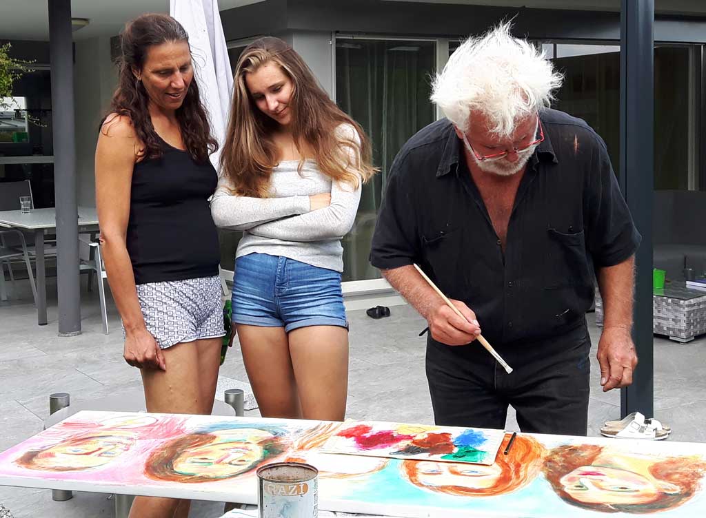 Uli Schaarschmidt beim malen in Zug