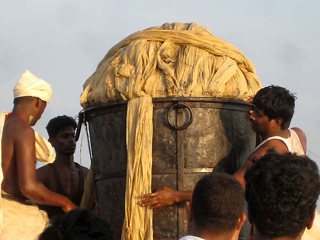 04Arunachala Feuerfass1024