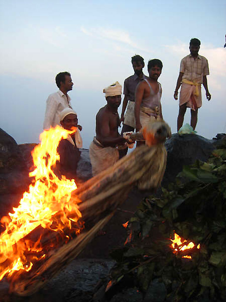 05Arunachala Feuermachen1024